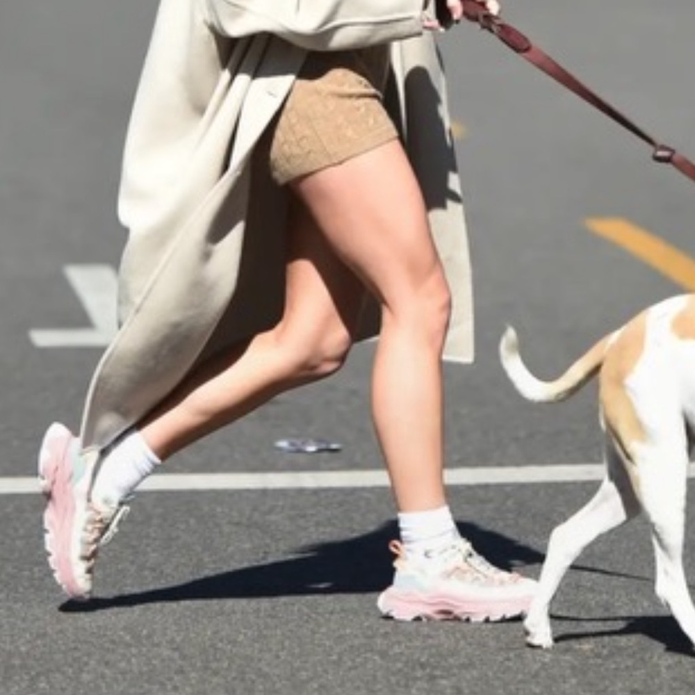 Super cute sneakers as seen on Sydney Sweeny! Great for long walks!